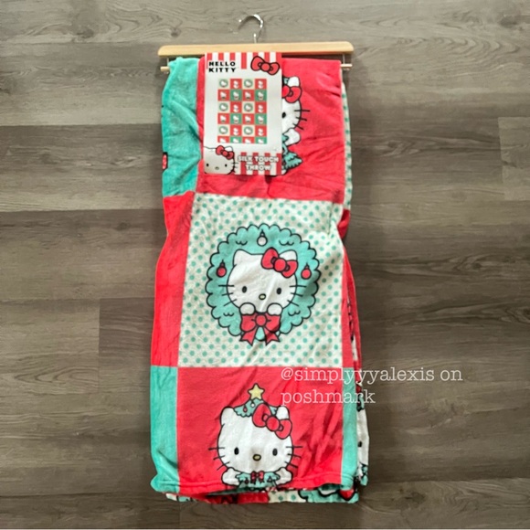 NWT Hello Kitty Christmas Silk Touch Throw Blanket - Picture 1 of 3